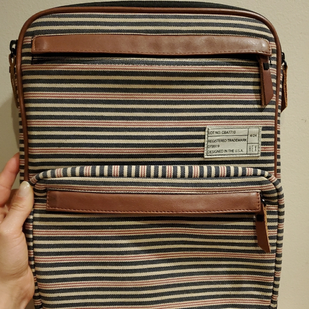 Thin laptop backpack